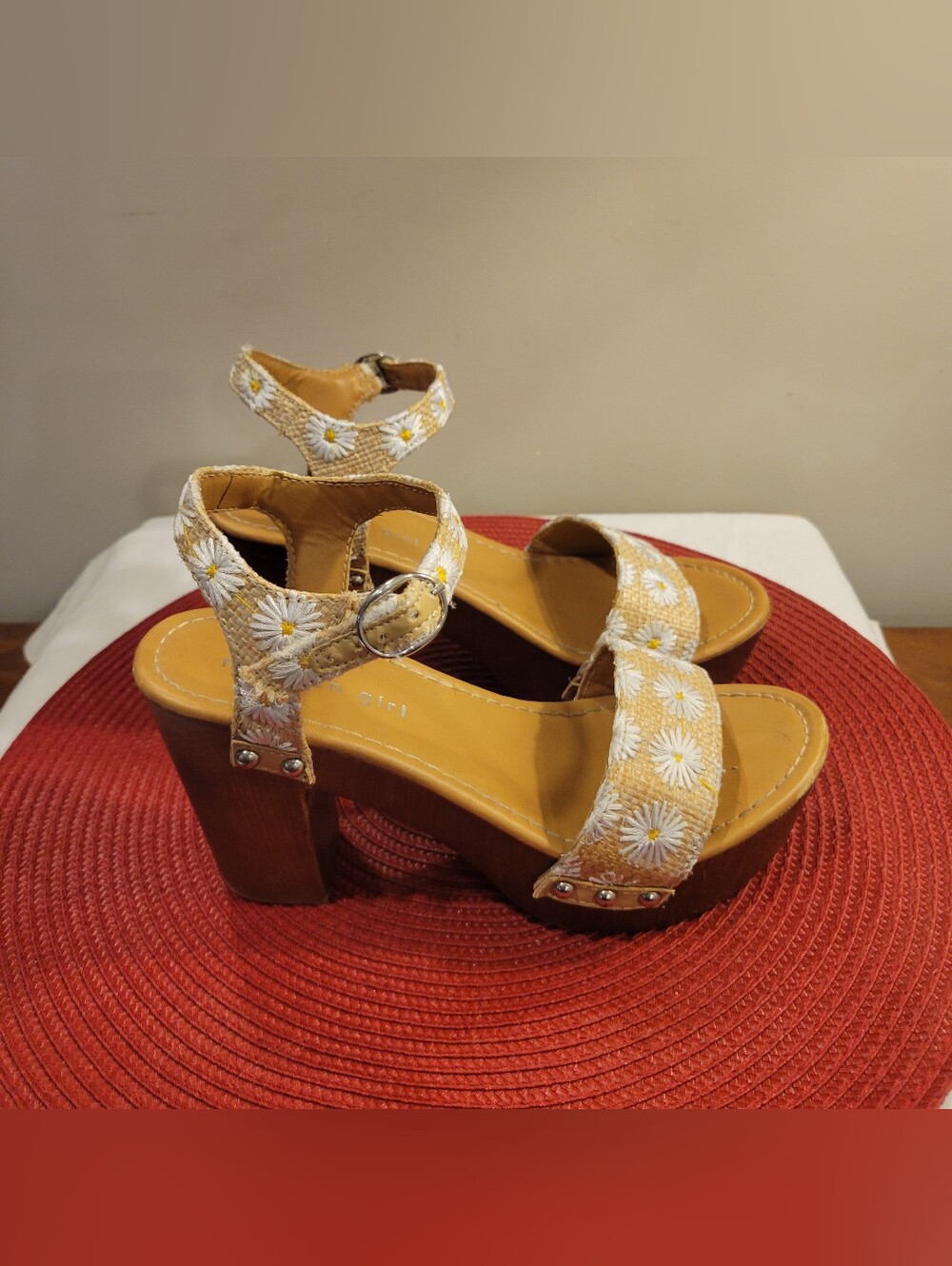 EUC~ MADDEN GIRL Floral Embroidered Platform Sandals - Picture 3 of 11